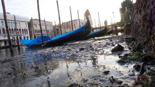 FOTO - Imagini îngrijorătoare din Veneția, acolo unde canalele au secat. Gondolele sunt scufundate
