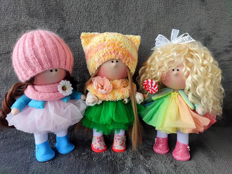 În România, ucrainencele încearcă să-și câștige existența cu ajutorul abilităților deoarece trebuie să se ocupe și de copii.