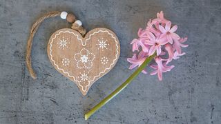 Dragobete 2023. Cum sărbătoresc rom&acirc;nii iubirea? Tradiții și obiceiuri