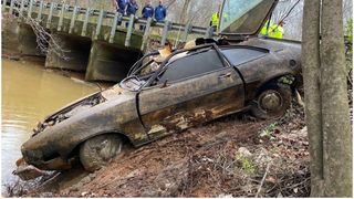 Au scos mașina din râu după 47 de ani și au găsit un schelet la volan. Incredibil cine era. "E mâna destinului"