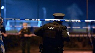 Un ofițer de poliție aflat &icirc;n afara serviciului, a fost &icirc;mpușcat &icirc;ntr-un atac terifiant, de doi bărbați mascați &icirc;n fața mai multot copii, inlcusiv a fiului său cel mic