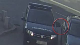 VIDEO- Un jandarm a zgâriat intenționat o mașină după ce șoferul a lăsat-o pe avarii ca să meargă la bancă