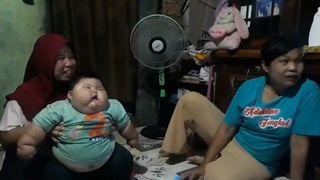 FOTO/VIDEO - Povestea uimitoare a celui mai gras bebeluș din lume. C&acirc;te kilograme c&acirc;ntărește copilul