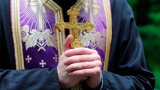 Preot bătut de primarul PSD, într-o comună din Vrancea. "A vrut să stingă țigara pe mine"