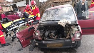 Accident pe DN2. Șapte persoane au fost implicate, iar două dintre ele au ajuns la spital