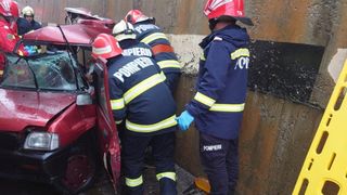 Un bărbat a murit după ce mașina pe care o conducea a derapat și a fost lovită de un TIR