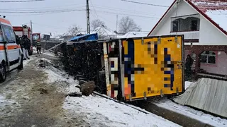 Un TIR  s-a răsturnat &icirc;n curtea unei case de pe DN15B