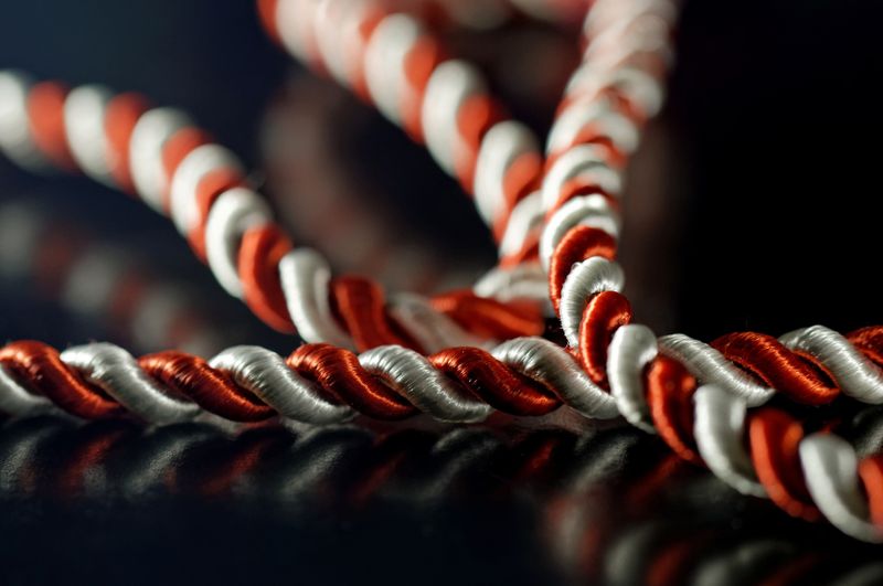 Ce semnifică, de fapt, firul alb și roșu oferit de Mărțișor? Puține persoane știu însemnătatea acestuia!