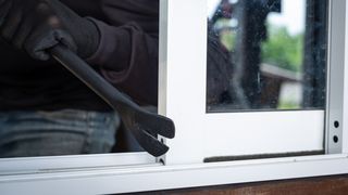 VIDEO - Un bărbat în scaun cu rotile a fost bătut de un grup de tâlhari în propriul apartament, unde locuia împreună cu copiii lui