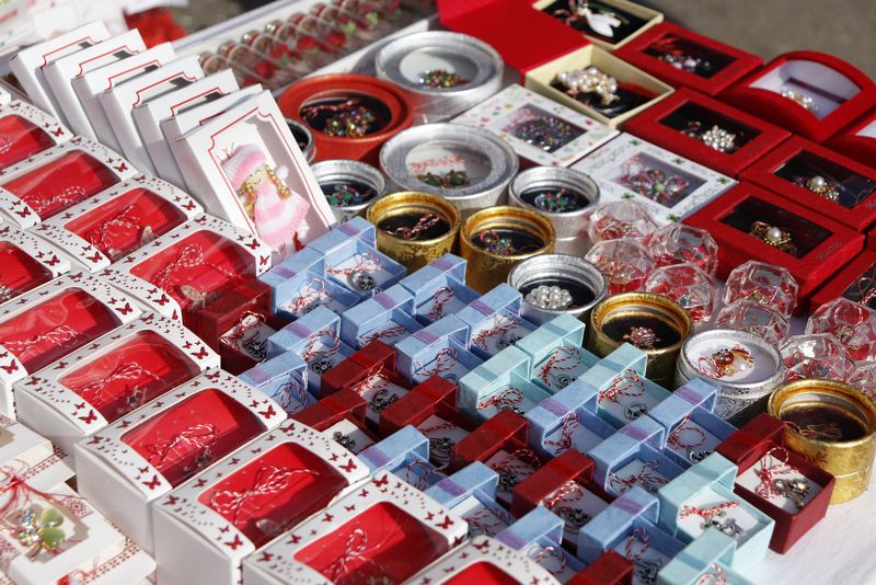 Mărțișor 2023. Mituri despre firul alb-roșu oferit în prima zi de primăvară