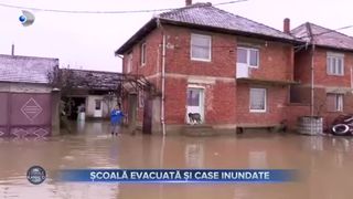Școală evacuată și case inundate