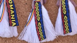 &Icirc;n secolul al XIX-lea mărţişorul se dăruia copiilor &icirc;naintea răsăritului soarelui de către părinţi şi se purta legat la m&acirc;nă, la g&acirc;t sau la piept 