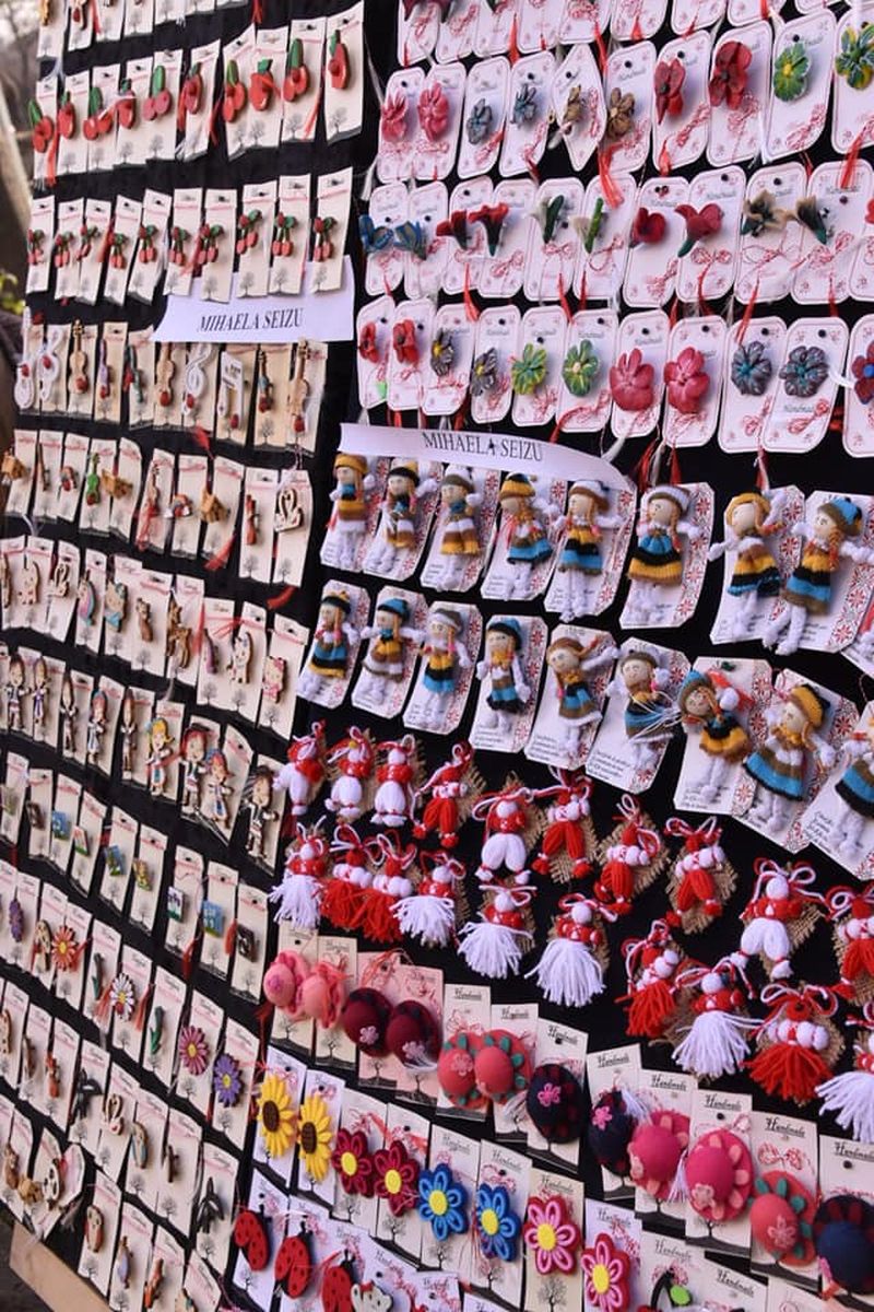 În secolul al XIX-lea mărţişorul se dăruia copiilor înaintea răsăritului soarelui de către părinţi şi se purta legat la mână, la gât sau la piept 