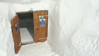 VIDEO - Zăpadă de peste 2 metri la Bâlea Lac. Stratul de omăt a acoperit Hotelul de Gheață