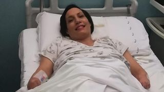 După 4 ani de la amputarea picioarelor, o femeie de 46 de ani simte că trăiește din nou, după primirea unor proteze.