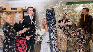 FOTO - Dragostea nu are limite! O femeie s-a căsătorit cu un covor după ce a divorțat de soțul său: &bdquo;Le-am spus tuturor despre c&acirc;t de mult &icirc;l iubesc&rdquo;