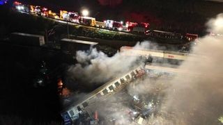 Cel puțin 32 de persoane au murit, iar 85 au fost rănite după ce două trenuri s-au ciocnit în Grecia