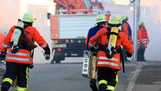 Un bărbat fost dus la spital cu arsuri grave, după ce i-a luat foc garsoniera