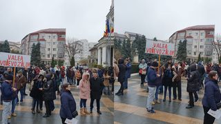 Părinţii de la şcoala unde urmează a fi mutat băiatul de clasa a treia care îşi bate colegii ameninţă că îşi retrag copiii, dacă transferul va fi finalizat