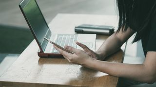 Franța își propune să protejeze copiii de părinții care postează prea multe poze cu ei pe rețelele de socializare