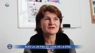 Elev la un pas să cadă de la etaj