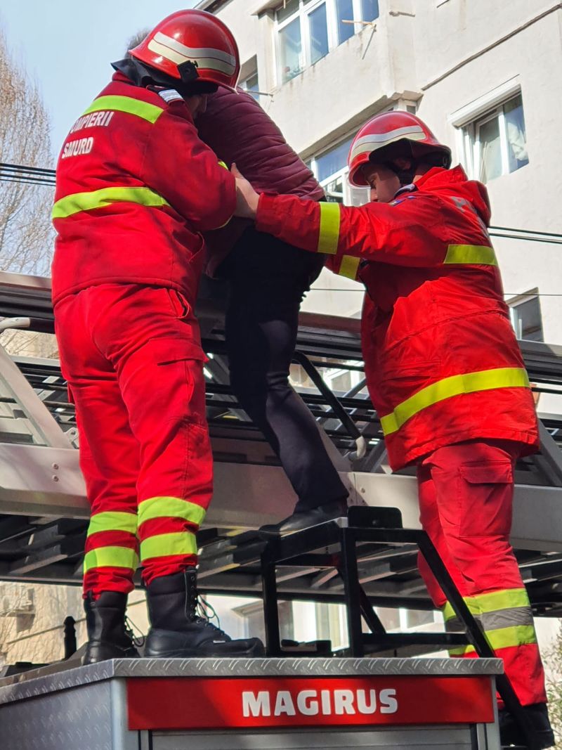 16 oameni, dintre care 4 copii au fost evacuați din apartamentul din Constanța unde a izbucnit incendiul