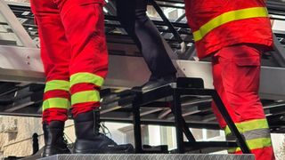 16 oameni, dintre care 4 copii au fost evacuați din apartamentul din Constanța unde a izbucnit incendiul