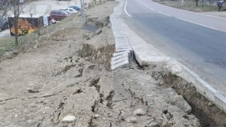Traficul ar putea fi restricționat pe DN 10. În zonă au avut loc alunecări de teren