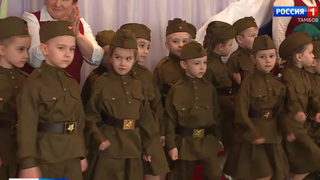 Copiii de grădiniță din Rusia defilează și aruncă grenade de hârtie în poze cu tancuri cu ocazia Zilei Apărătorului Patriei