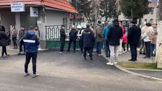 Protest &icirc;n fața Spitalului Orășenesc Cugir, &icirc;n urma unui scandal dintre doi medici