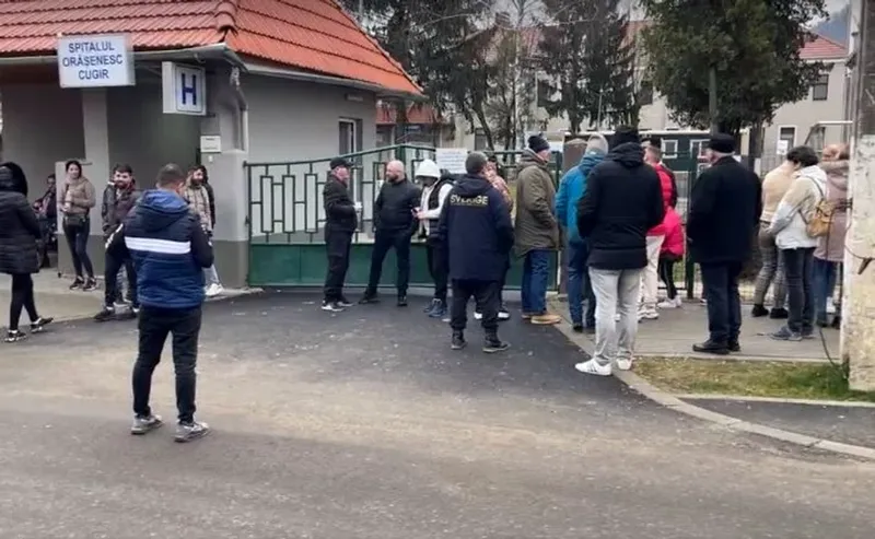 Protest în fața Spitalului Orășenesc Cugir, în urma unui scandal dintre doi medici