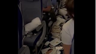 M&acirc;ncarea și lucrurile pasagerilor au fost distruse din cauza turbulențelor puternice