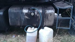 Patru tineri au furat peste o tonă de motorină din rezervoarele a 16 camioane