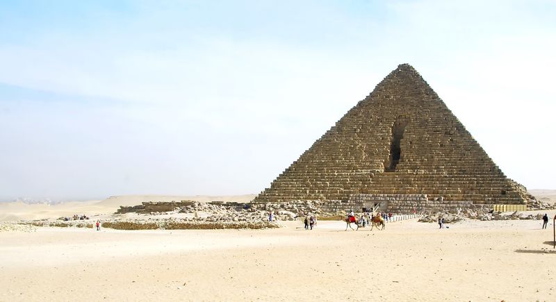 Un coridor ascuns, lung de nouă metri, a fost descoperit în apropierea intrării principale a Marii Piramide din Giza