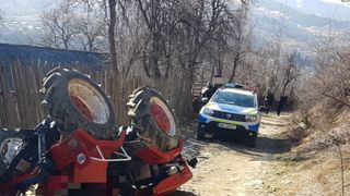Un tractor care circula pe un drum comunal, în localitatea Nereju, s-a răsturnat. Șoferul nu a supreviețuit
