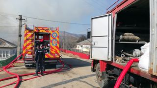 Incendiu puternic în comuna Vizantea Livezi, acolo unde flăcările au cuprins o locuință și mai multe anexe