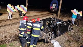 FOTO - Un șofer a scăpat ca prin minune, după ce a încercat să traverseze calea ferată, iar mașina în care se afla a fost lovită de tren. Totul s-a petrecut în apropiere de Craiova
