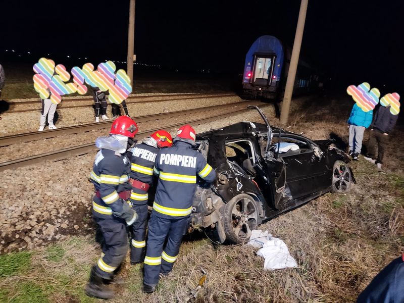 FOTO - Un șofer a scăpat ca prin minune, după ce a încercat să traverseze calea ferată, iar mașina în care se afla a fost lovită de tren. Totul s-a petrecut în apropiere de Craiova