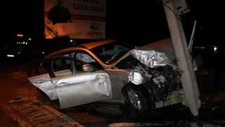 FOTO - Un minor a furat mașina părinților pentru a-i face o surpriză iubitei sale. Până să ajungă la tânără, acesta a intrat într-un stâlp