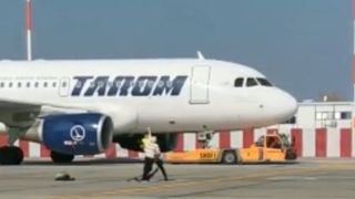 VIDEO - O femeie  cu un copil mic a &icirc;ncercat să prindă avionul din mers, pe Aeroportul din Otopeni