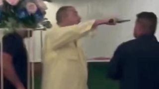 Patronul i-a amenințat cu pistolul pe miri și pe invitații lor 