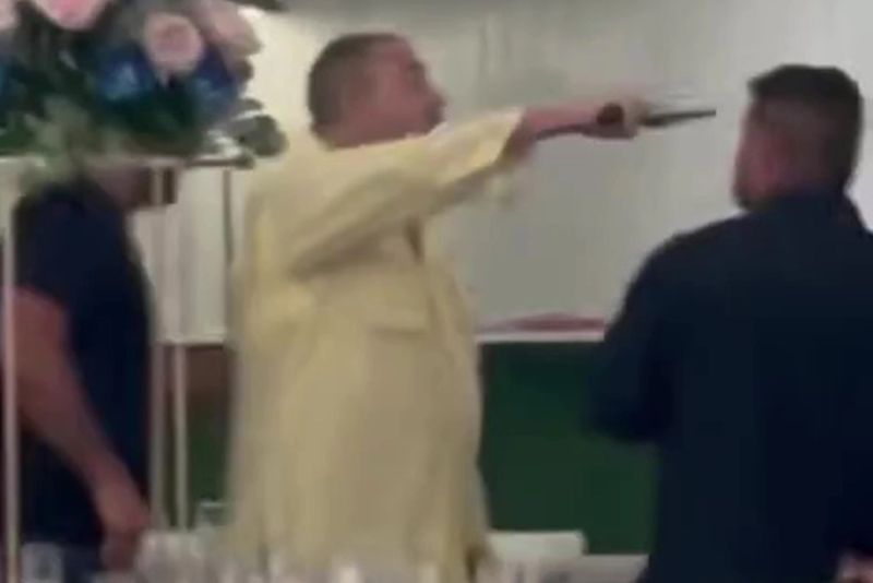 Patronul i-a amenințat cu pistolul pe miri și pe invitații lor 