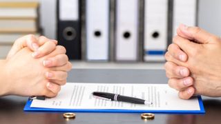 Incredibil! Un bărbat este nevoit să-i plătească fostei soții o sumă uriașă pentru treburile făcute în casă în timpul căsătoriei