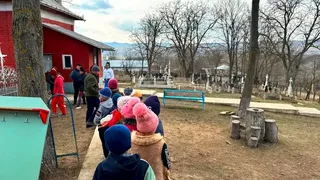 VIDEO- Ireal! O școală dintr-un sat din Vaslui a fost nevoită să-și mute elevii să învețe în sala de pomeni din cimitir