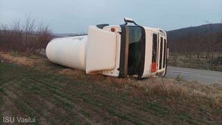 O autocisternă încărcată cu şapte tone de butan s-a răsturnat la Vaslui