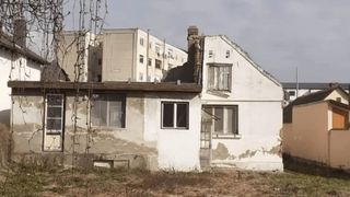 Acoperișul unei case din Alba Iulia a dispărut. Hoții au furat și grinzile