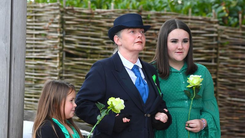 Un tată a murit la câteva ore după înmormântarea fiicei sale de 23 de ani, care a căzut de la balconul unui club de noapte