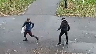 Moment de groază în care un cuțitar irakian înjunghie un student în încercarea de a fi deportat din Marea Britanie