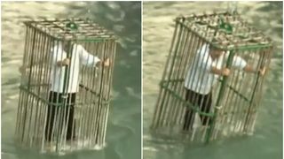 VIDEO. Un oraș își pedepsește politicienii băgându-i într-o cușcă cu picioarele în râu