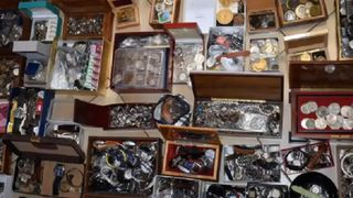 Descoperirea incredibilă făcută în casa unui bătrânel! Timp de 20 de ani, acesta a reușit să fure bunuri în valoare de 6 milioane de euro